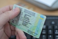 Кому з українських водіїв треба замінити права на нові