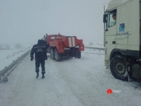 Рятувальники на Рівненщині дістали зі снігу 12 вантажівок (ФОТО)