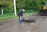 На Рівненщині дороги ремонтують лопатами (ФОТО/ВІДЕО) 