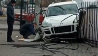 У місті на Рівненщині позашляховик протаранив металеву огорожу (ВІДЕО)