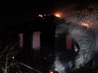 На півночі Рівненщини посеред ночі палав будинок (ФОТО)