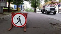 На одній із вулиць Рівного рух обмежений, бо зрізають дерево (ФОТО)