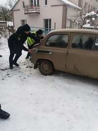 Кого в чорному-чорному одязі можна побачити на балконі в Рівному?