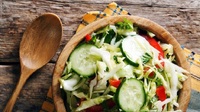 Смачно перезимувати: готуємо салати з помідорами та огірками – під кришку (РЕЦЕПТ)