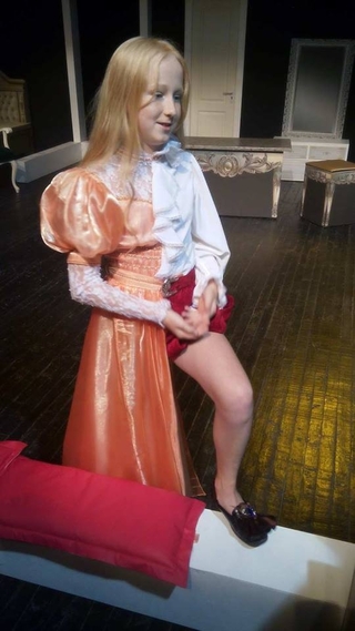 Оля у костюмі, який пошили для «Поліанни» у рівненському драмтеатрі