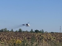 У селі неподалік Рівного затримали вертоліт, який розпилював над полями невідому речовину (ФОТО/ВІДЕО)