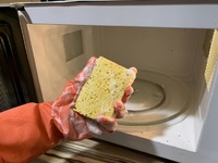 Мікрохвильовка знову блищить: простий спосіб за кілька хвилин без жорстких губок