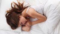 Назвали найнебезпечнішу позу для сну, яка призводить до тромбів
