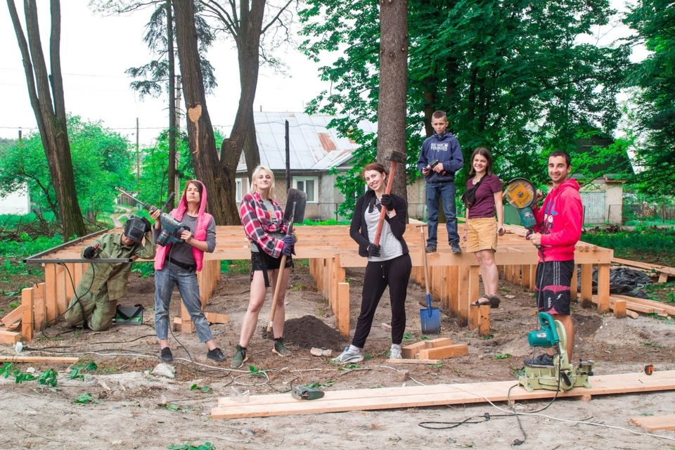 Команда волонтерів під час будівництва сцени у парку у Смизі.