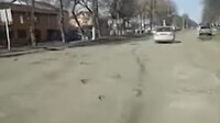 «Їздити можна лише на 1 передачі»: жителі Млинова нарікають на дорогу в центрі міста. Що кажуть в ОДА (ВІДЕО)
