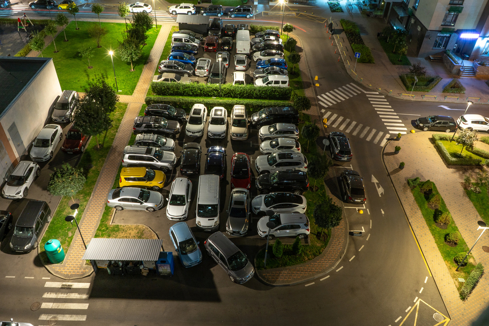 Сусідські війни: хто і як має право паркуватися у дворі багатоповерхівки 