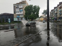 Води по кісточки: ранковий дощ підтопив вулиці Рівного (ФОТО)