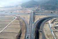 750 метрів щастя, як в Кореї: в Україні поклали асфальт зі шлаку 