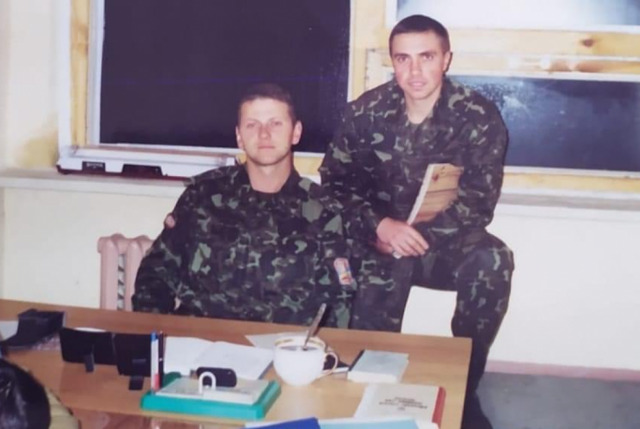 20-річний майбутній генерал - ліворуч