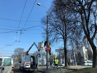 На розі вулиць Княгині Ольги та Київської у Рівному ремонтують світлофор (ФОТОФАКТ)