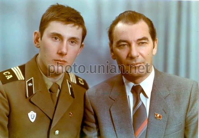 Віталій Луценко (справа) -- батько Юрія Луценка, найпевніше, товаришував з батьком Віталія Бунечка. Сам Віталій Бунечко, найпевніше, ходив десь тут, у Рівному... до школи