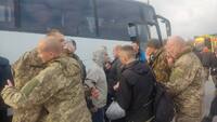 52 українських Захисники звільнили з полону. Сьогодні вони повернулись додому (ФОТО/ВІДЕО)