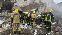 Російський дрон атакував житловий район Рівного: з-під завалів врятували жінку