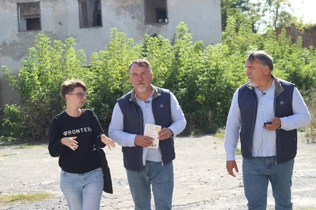 Елла Яцута -- ліворуч