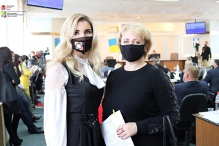 Директор ЦНАПу Наталія Хомич - зліва, справа - староста Квасилова Віта Кисельова. Фото - ЦНАП.