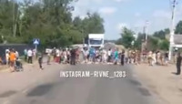 На Сарненщині люди перекрили дорогу. Протестують проти закриття школи?