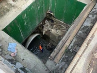 Водою у каналізації змило чотирьох комунальників Києва (ФОТО)