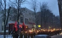 Сотня чоловіків з прапорами та смолоскипами в руках вийшли на центральну вулицю 