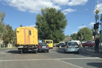 На перехресті у Рівному зіткнулися легковик і вантажівка (ФОТОФАКТ)