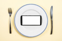 Для чого кладуть телефон у тарілку: 8 незвичайних способів використання звичайних речей