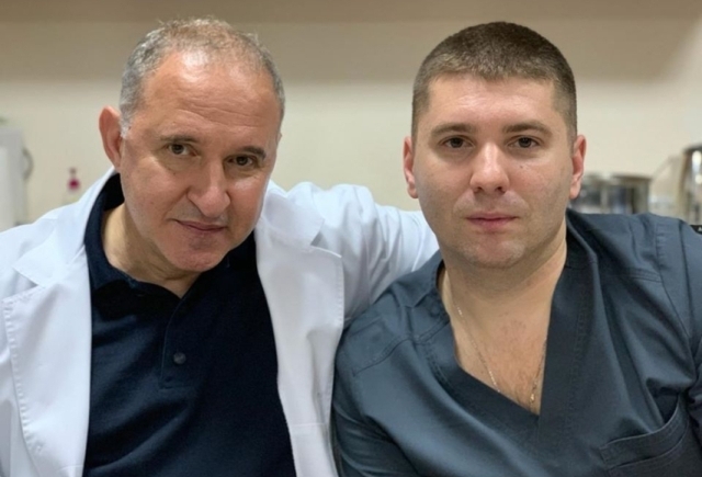 Борис Тодуров зі своїм ковельським колегою після успішно проведеної операції