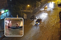 Люди плавають вулицями на матрацах: потужна злива затопила Харків (ВІДЕО)

