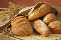 Чому не можна передавати хліб із рук у руки?