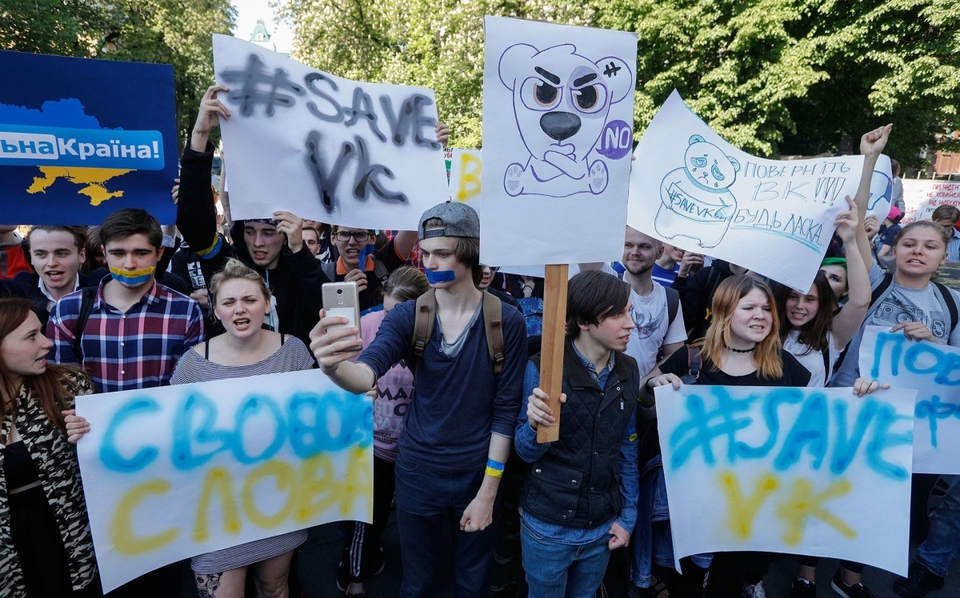 Акція протесту студентів і школярів проти заборони «ВК» біля будівлі Адміністрації президента у Києві, 19 травня 2017 року. Фото - EPA/SERGEY DOLZHENKO