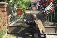 Похоронний вінок та гранату повісили на ворота голови ОТГ на Рівненщині

