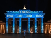 Слово «дякую» побачили на Бранденбурзьких воротах. Унікальна акція (ФОТОФАКТ)