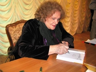 Ліна Костенко у 2011-му році в приміщенні Рівненського академічного укрмуздрамтеатру