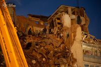 Живий: У Тернополі під завалами багатоповерхівки знайшли 20-річного хлопця (ВІДЕО)