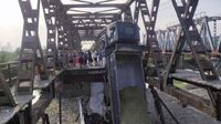 На Закарпатті рухнув 30-метровий автомобільний міст: Транспорт попадав у річку