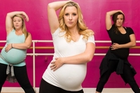 Як вагітні танцювали під перинатальним центром у Рівному (ВІДЕО)