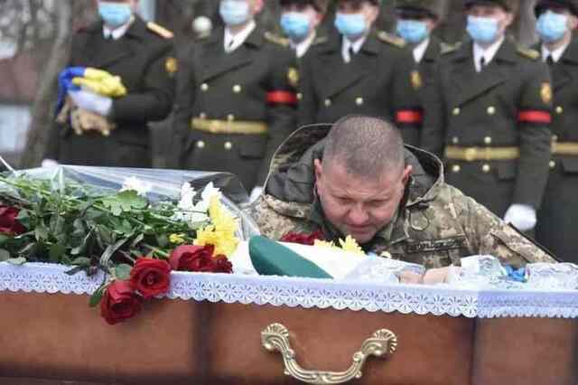 Генерал-майор Валерій Залужний під час прощання з загиблим офіцером 58-ї бригади Володимиром Шпаком