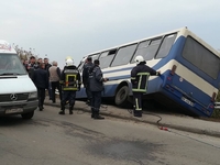 На Рівненщині в кювет впав пасажирський автобус, який їхав до Рівного (ФОТО)
