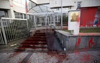 «Кривавий місяць»: посольство рф в Празі залили кров'ю (ФОТО)