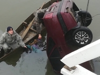 На Рівненщині рятувальники дістали з дна річки авто (ФОТО/ВІДЕО)