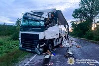 Нічна ДТП на Рівненщині: вантажівка зіткнулася з гігантським обприскувачем – є потерпілі (ФОТО)