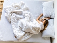Вчені стверджують, що у боротьбі з безсонням допоможе важка ковдра. Але як?