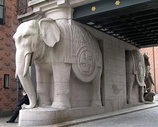Кажуть, що такі слони стоять зараз у Данії