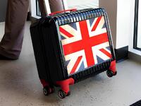 Українка показала, що може купити за годину роботи помічником вчителя в Британії