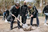 На честь сімох воїнів з Рівненщини на Київщині висадили черешні