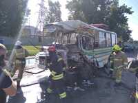 У місті неподалік Рівного зіткнулися вантажівка та автобус: Одного з водіїв деблокували рятувальники