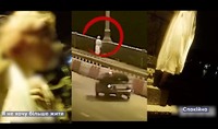 Поліцейський вмовив дівчину не стрибати з мосту в Дніпро, коли та вже видерлася за перила на електроопору (ВІДЕО)